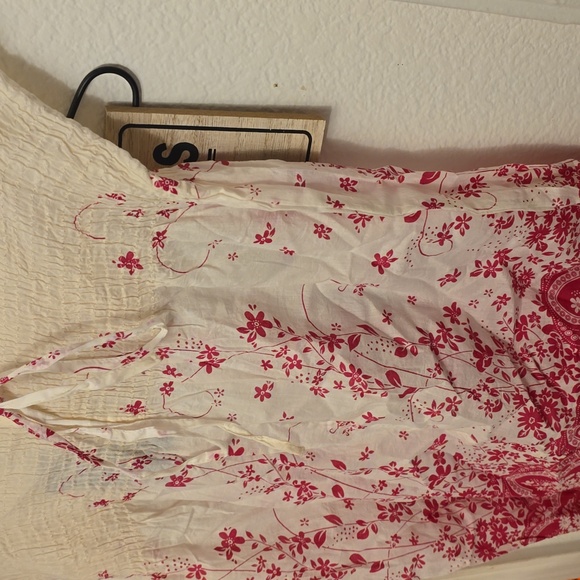 Women's summer top in white and dark pink flowers - Picture 2 of 2